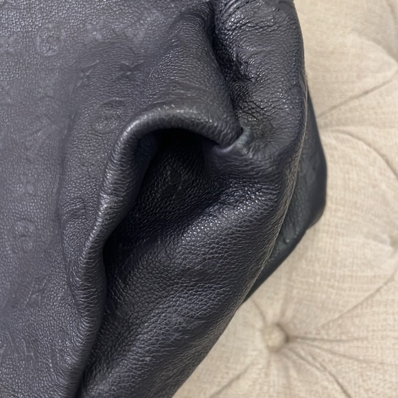 Louis Vuitton Leather Artsy MM Handbag in Navy - Picture 7 of 16